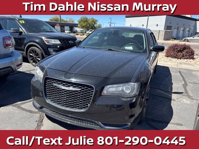 Used 2018 Chrysler 300 Touring w/ Sport Appearance Package RWD image 4