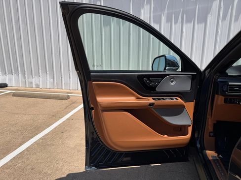 Used 2022 Lincoln Aviator Black Label w/ Class IV Trailer Tow Package AWD/4WD image 22