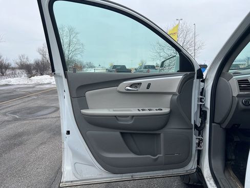 Used 2010 Chevrolet Traverse LT image 9