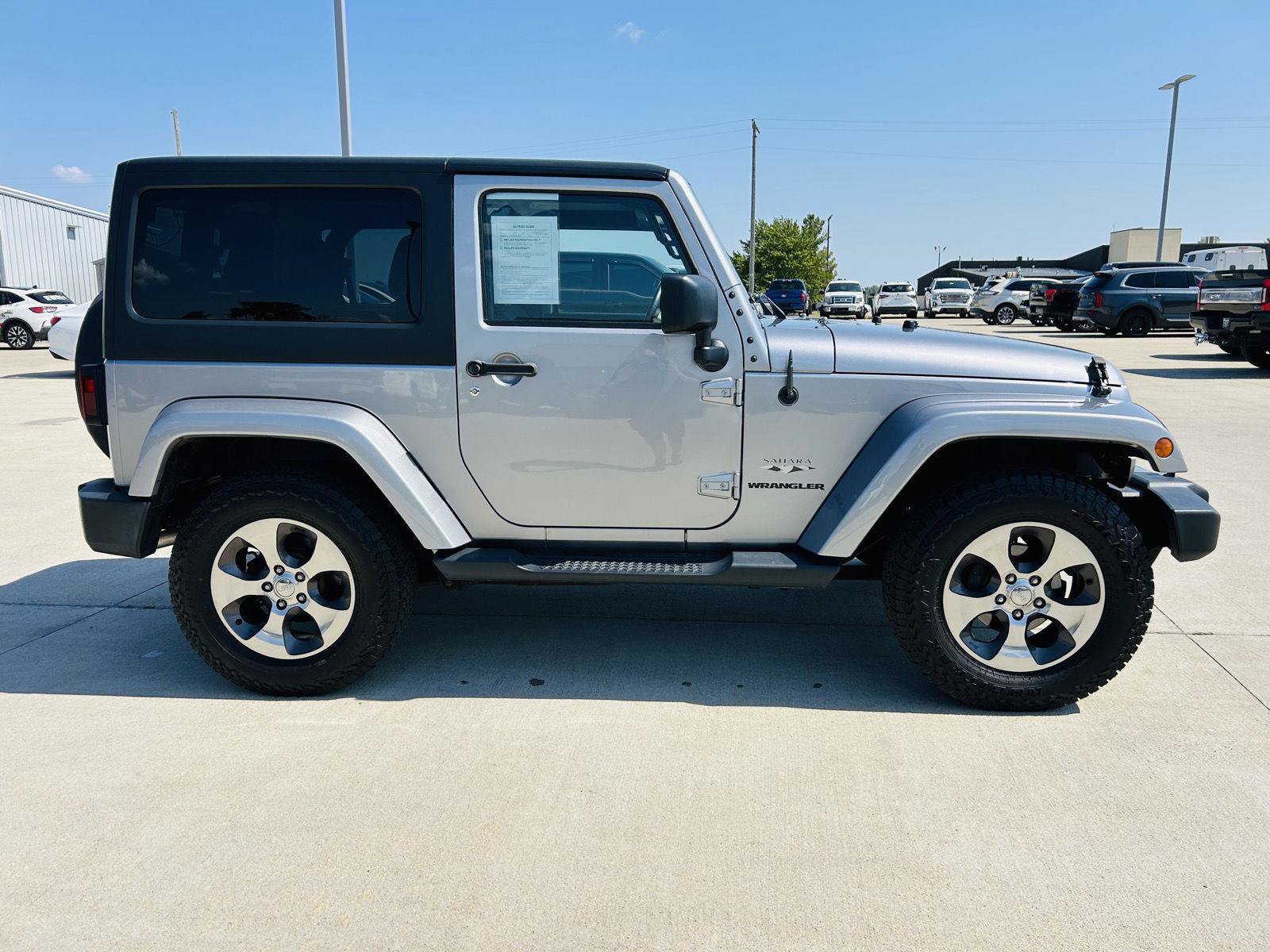 Used 2017 Jeep Wrangler Sahara w/ Connectivity Group AWD/4WD image 29
