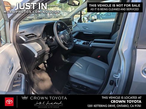 Used 2025 Toyota Sienna XLE image 3