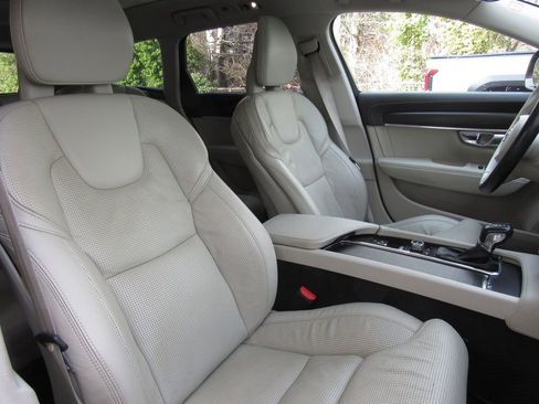 Used 2017 Volvo V90 T6 Cross Country image 19