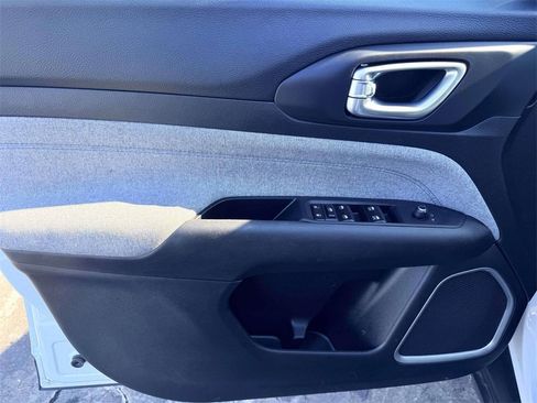 Used 2024 Jeep Compass Latitude image 14