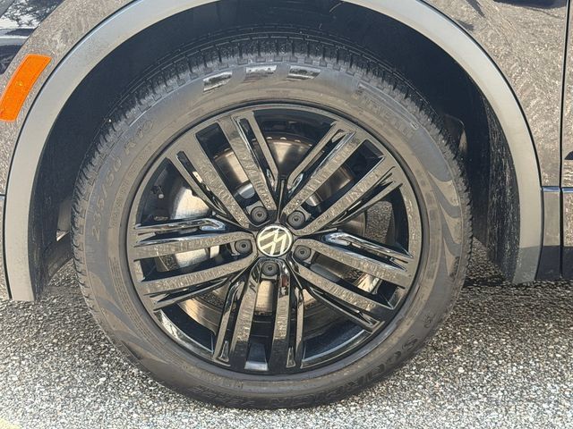 Used 2022 Volkswagen Tiguan SE R-Line AWD/4WD image 10