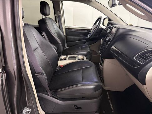 Used 2015 Chrysler Town & Country Touring-L image 40