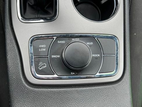 Certified 2019 Jeep Grand Cherokee Laredo AWD/4WD image 30