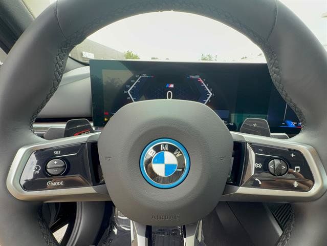 Used 2025 BMW 550e xDrive w/ Premium Package AWD/4WD image 13