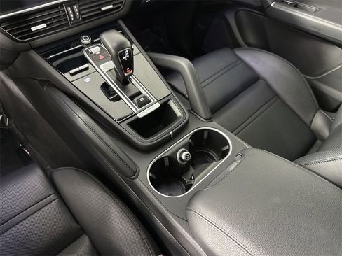 Certified 2022 Porsche Cayenne w/ Premium Package Plus image 29