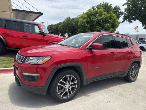 Used 2019 Jeep Compass Latitude FWD image 1