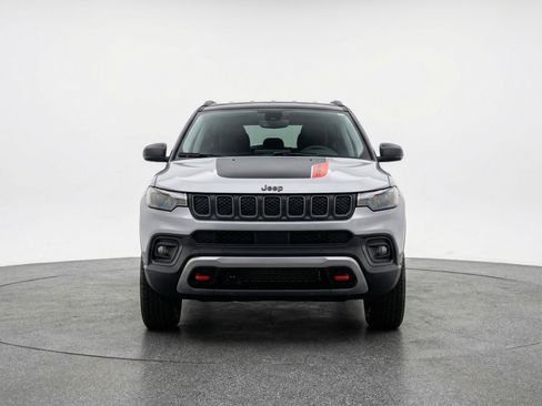Used 2025 Jeep Compass Trailhawk image 2