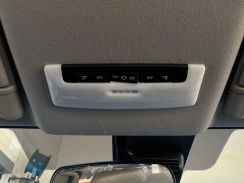 Used 2025 Nissan Versa SV FWD image 17