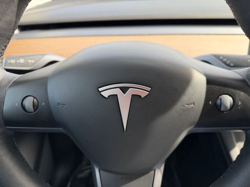 Used 2022 Tesla Model Y Long Range image 12