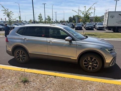 Used 2023 Volkswagen Tiguan SE AWD/4WD image 15