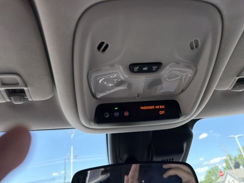 Used 2025 Chevrolet TrailBlazer LT AWD/4WD image 30