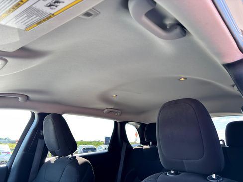 Used 2019 Jeep Cherokee Latitude w/ Popular Appearance Group image 19