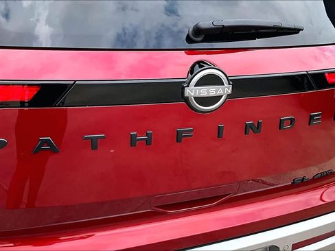 Used 2023 Nissan Pathfinder SL w/ Black Appearance Package image 28