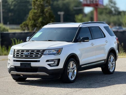 Used 2017 Ford Explorer XLT w/ Equipment Group 202A AWD/4WD image 6