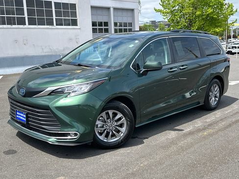 Used 2022 Toyota Sienna XLE FWD image 1