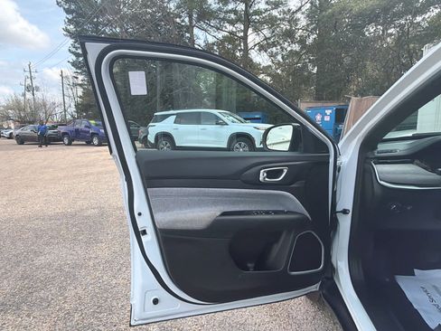 Used 2024 Jeep Compass Latitude image 16