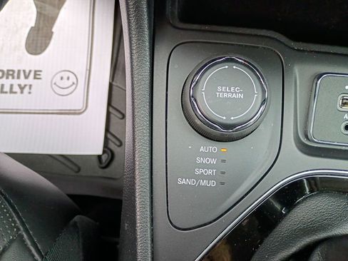 Used 2019 Jeep Cherokee Limited image 16