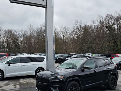 Used 2023 Jeep Cherokee Altitude Lux image 2