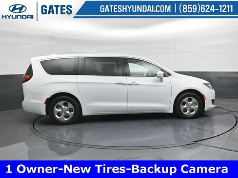 Used 2017 Chrysler Pacifica Touring Plus image 3