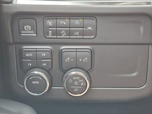 Used 2025 Chevrolet Suburban Z71 AWD/4WD image 21