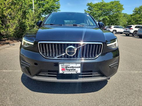 Used 2025 Volvo XC40 B5 Core image 2
