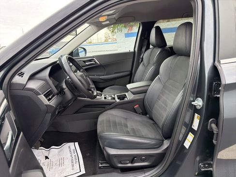 Used 2024 Mitsubishi Outlander SE image 18