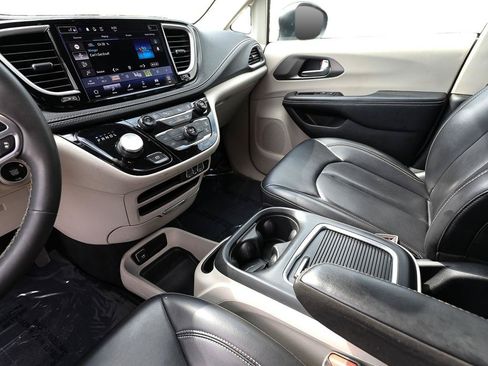 Used 2023 Chrysler Pacifica Touring-L AWD/4WD image 19