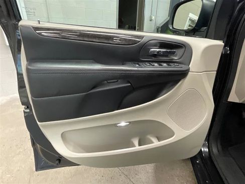 Used 2019 Dodge Grand Caravan SE image 11