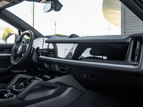 Certified 2025 Porsche Cayenne E-Hybrid Coupe image 44