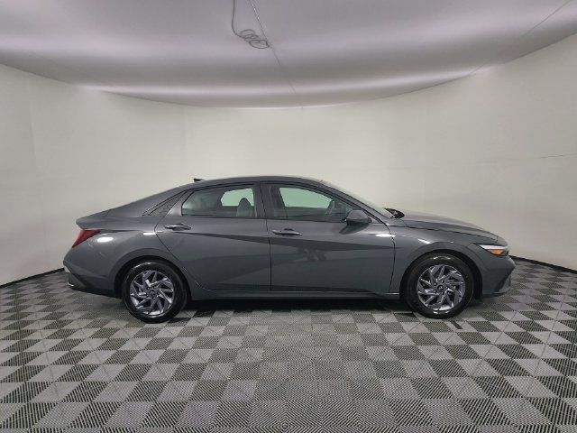 Certified 2025 Hyundai Elantra Hybrid FWD image 6