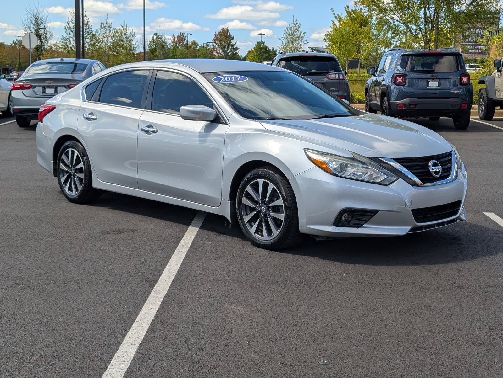 Used 2017 Nissan Altima 2.5 SV w/ Interior Lighting Package FWD image 4