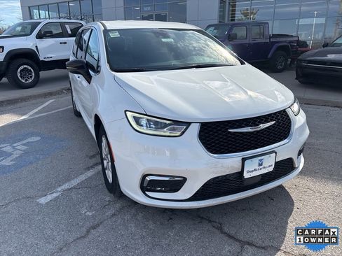 Used 2025 Chrysler Pacifica Select image 8