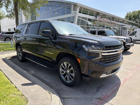 Used 2024 Chevrolet Suburban LT w/ LT Signature Plus Package RWD image 2