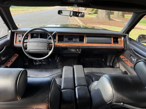 Used 1993 Lincoln Town Car Signature RWD image 32