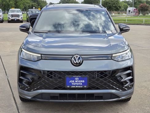 Used 2025 Volkswagen Tiguan SE R-Line FWD image 3