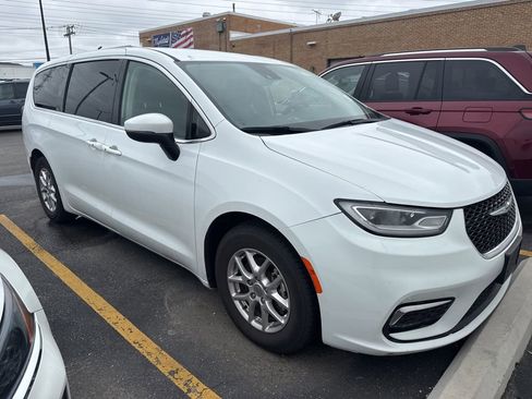 Used 2023 Chrysler Pacifica Touring-L image 2