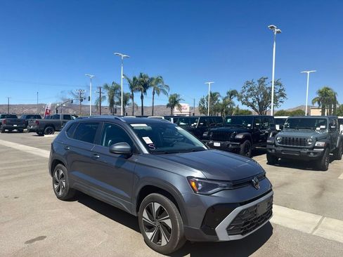 Used 2025 Volkswagen Taos SE AWD/4WD image 2