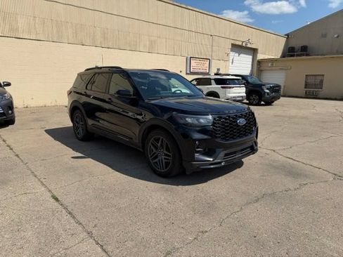 Used 2025 Ford Explorer ST AWD/4WD image 3