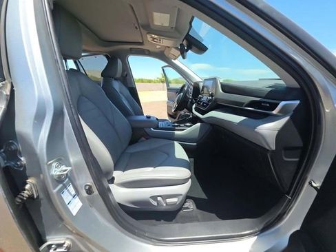 Used 2022 Toyota Highlander XLE AWD/4WD image 11