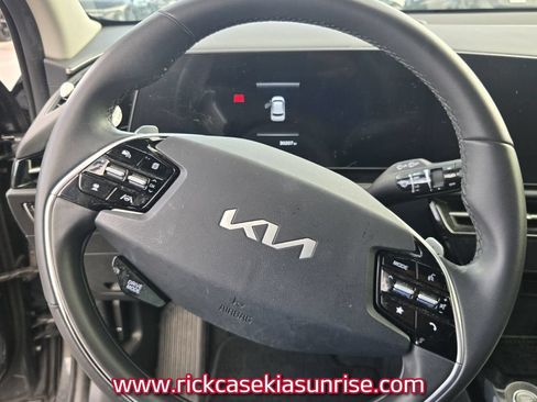 Used 2024 Kia Niro EX FWD image 11