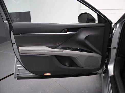 Used 2018 Toyota Camry XLE image 8