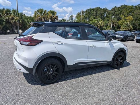 Used 2023 Nissan Kicks SR w/ SR Premium Package FWD image 3