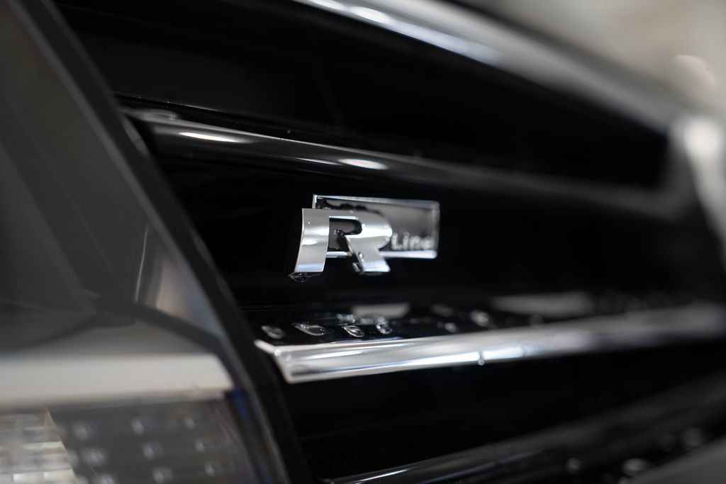 Used 2021 Volkswagen Tiguan SE R-Line AWD/4WD image 43