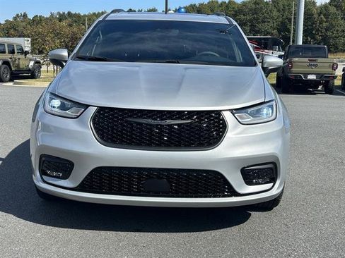 Used 2023 Chrysler Pacifica Touring-L w/ Uconnect Theater Family Group image 2