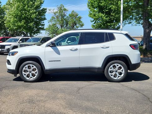 Used 2025 Jeep Compass Latitude AWD/4WD image 2