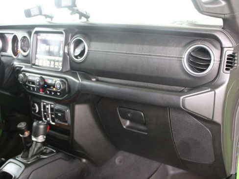 Used 2018 Jeep Wrangler Unlimited Sahara AWD/4WD image 28