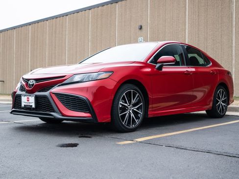 Used 2023 Toyota Camry SE image 4